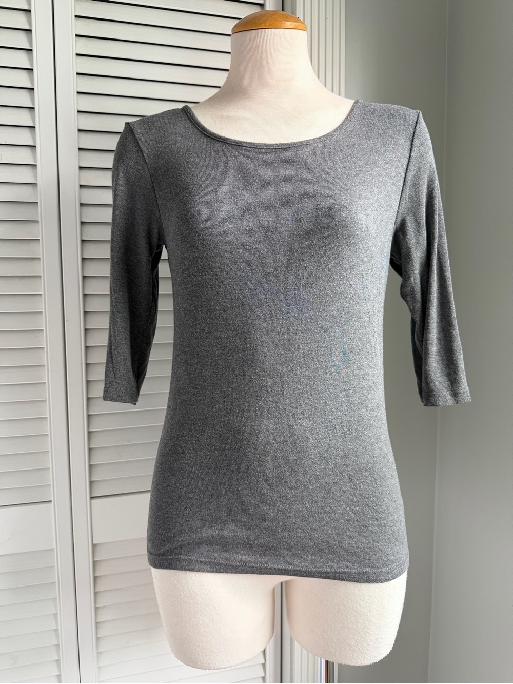 M🩶 Theory Gray Crew Scoop Back 3/4 Sleeve Viscose Fitted Shirt